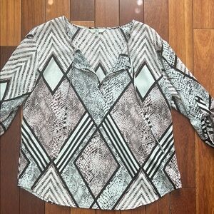 Jack… Black and White Graphic 3/4 Sleeve Blouse